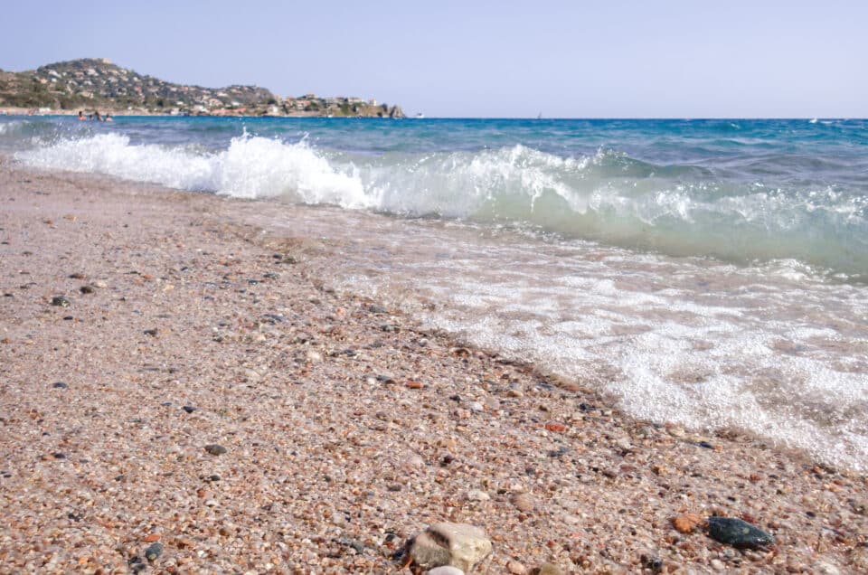 Sardegna, Spiaggia di Kal’e Moru - Sardaigne, Plage Kal’e Moru. Vagues et écume. Sable fin et cailloux à la plage.