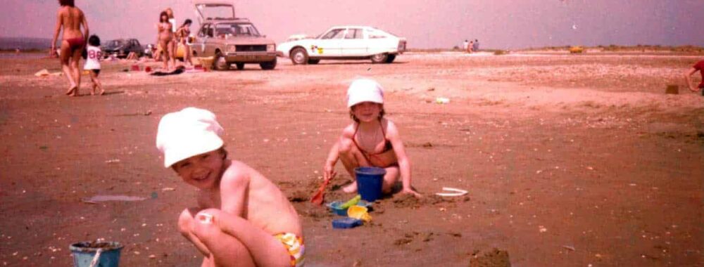photo de 2 petites filles dans les années 80, à la plage de Mateille à Gruissan, Aude