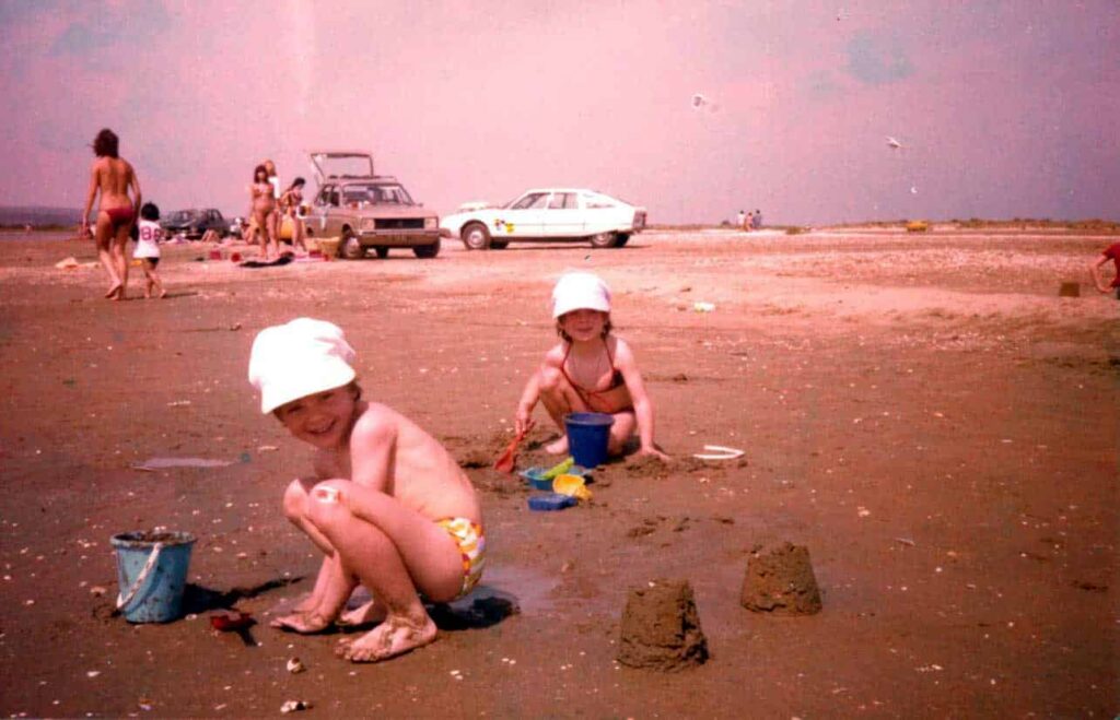 photo de 2 petites filles dans les années 80, à la plage de Mateille à Gruissan, Aude