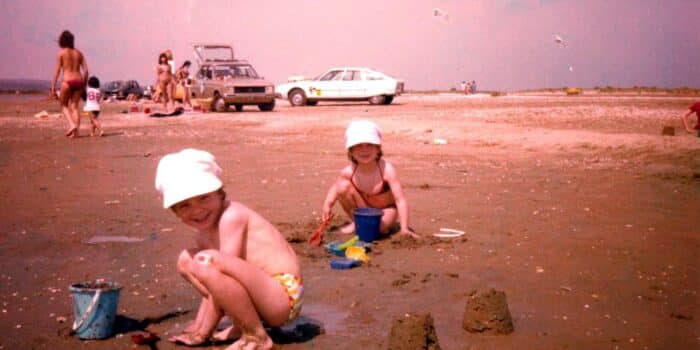 photo de 2 petites filles dans les années 80, à la plage de Mateille à Gruissan, Aude