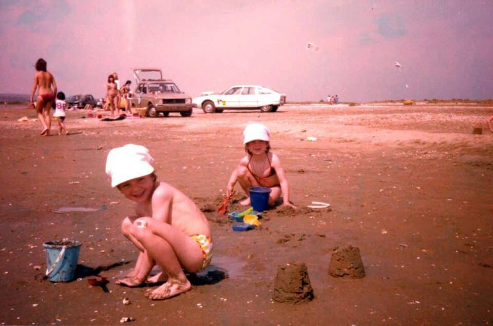 photo de 2 petites filles dans les années 80, à la plage de Mateille à Gruissan, Aude