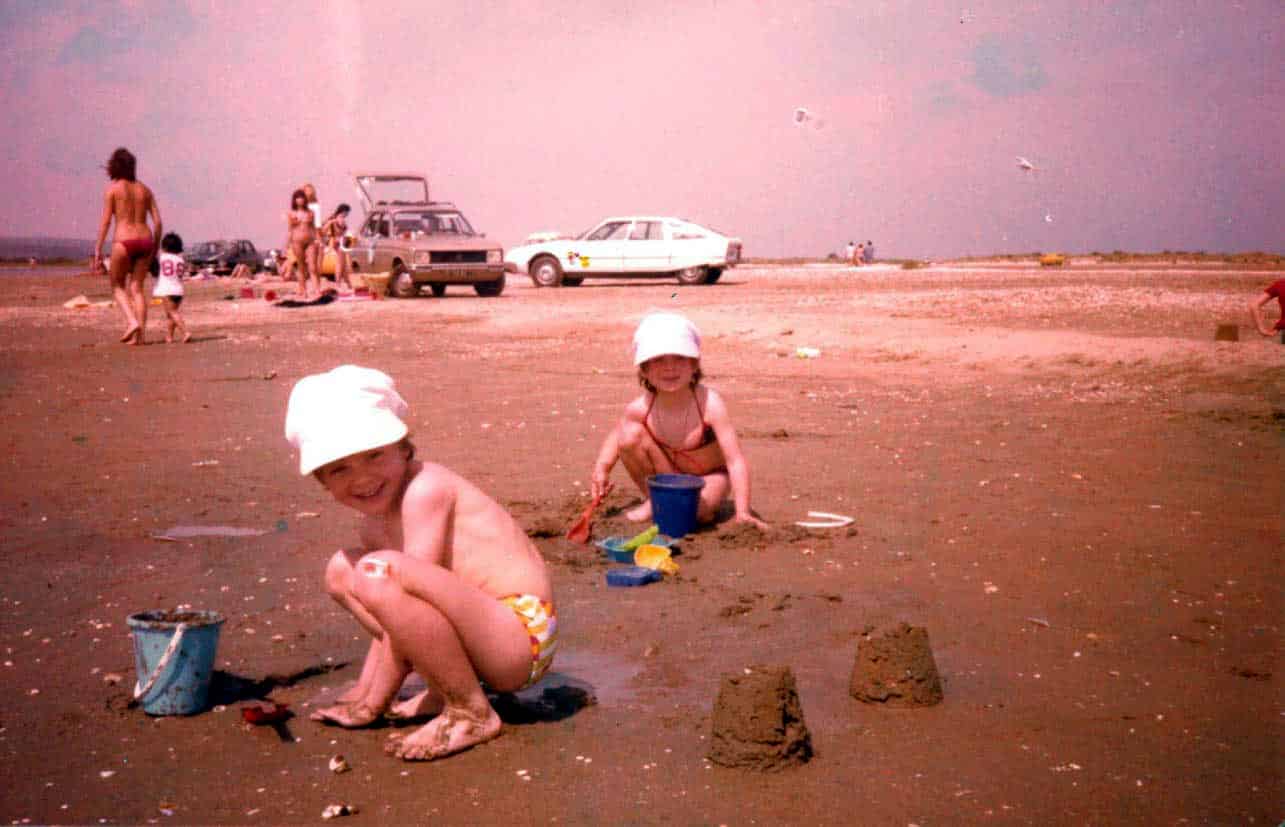 photo de 2 petites filles dans les années 80, à la plage de Mateille à Gruissan, Aude