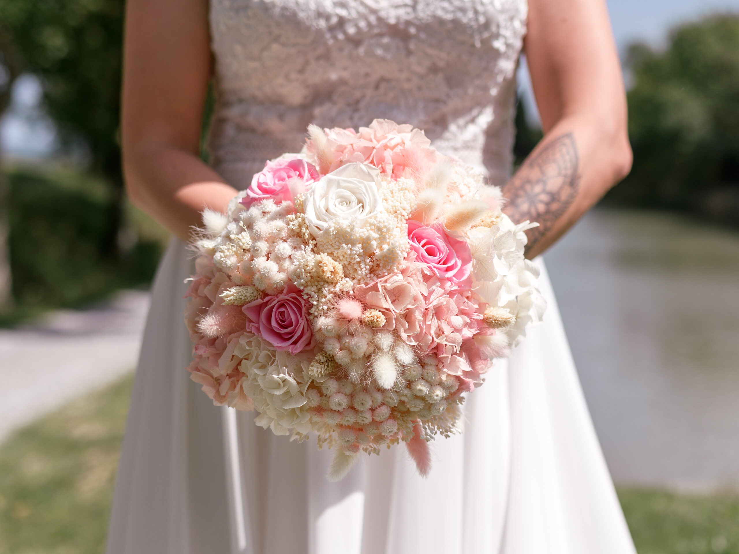 bouquet de la mariée, composition avec des roses roses et des fleurs séchées. Réalisation du bouquet de la mariée par Arums et délices à Ventenac-Cabardès Laetitia Bellandi photographe mariage Carcassonne
