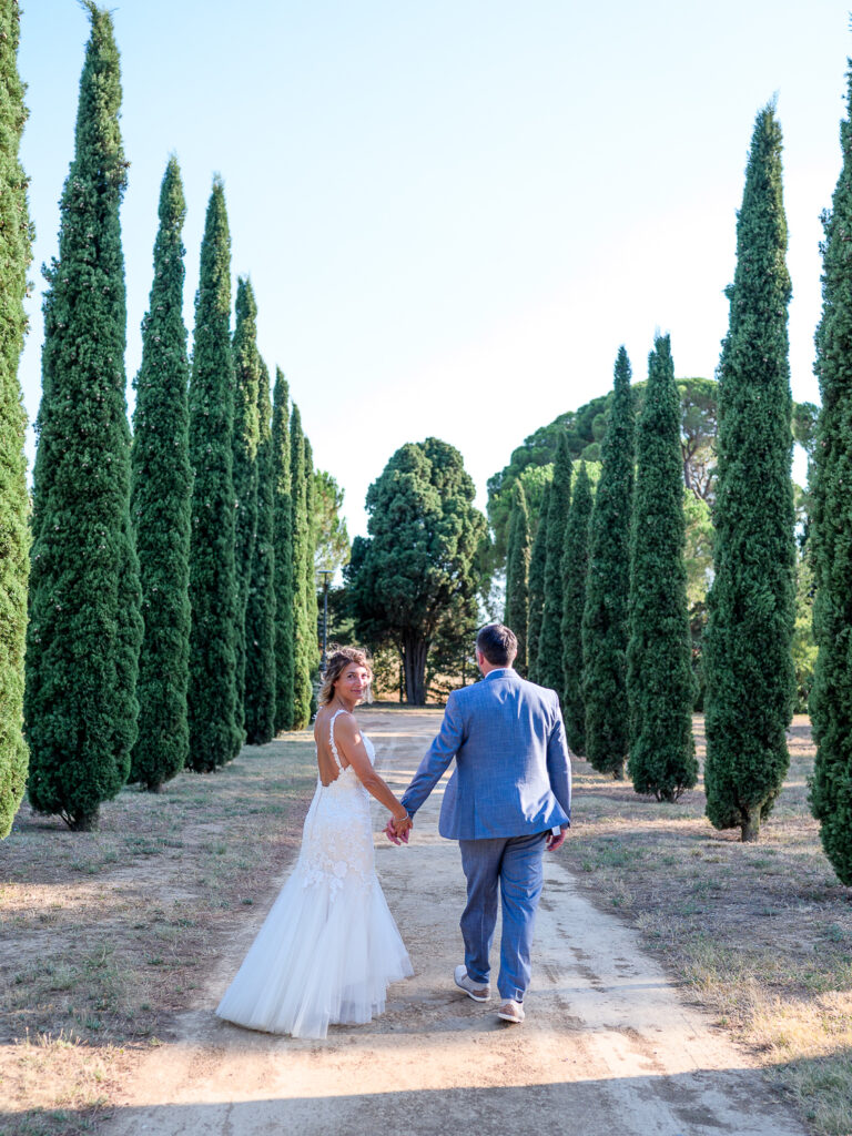 Mariage Carcassonne, photo de couple dans les jardins de Prat Mary