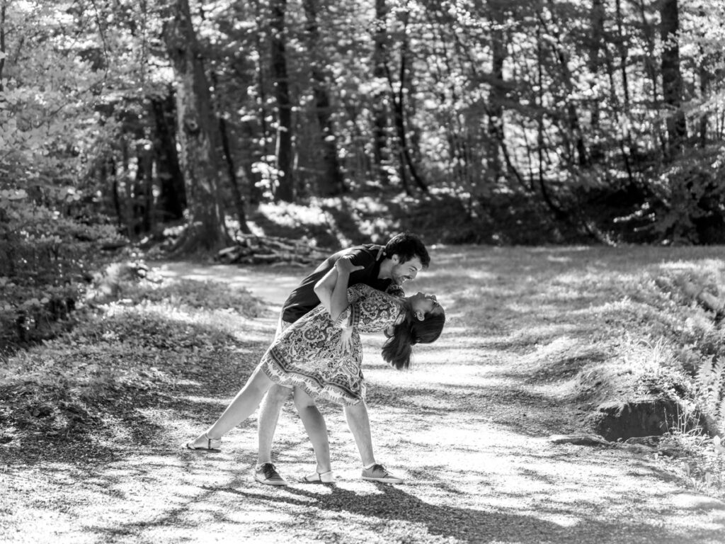 Séance photo de couple à la Rigole, dans la Montagne Noire. Ils dansent et sont heureux.