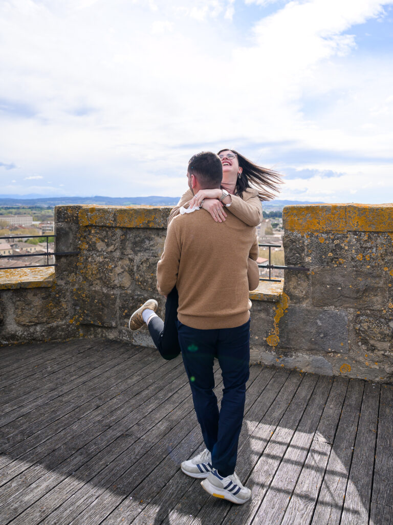 Eglise Saint Vincent à Carcassonne, photo de couple amoureux en haut du clocher