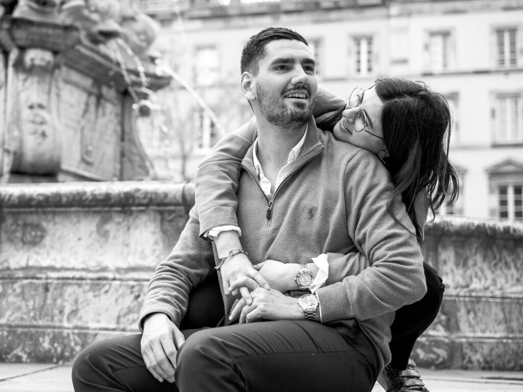 place Carnot Carcassonne, photo de couple amoureux