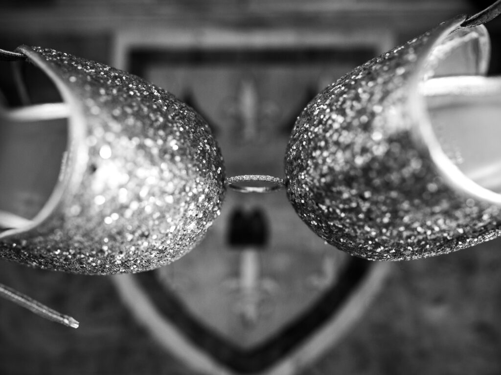 photo de préparatifs mariage Villemoustaussou - Laetitia Bellandi photographe. Escarpins Bobbies et alliance en équilibre