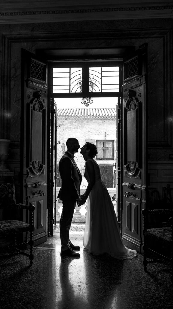 photo de couple de jeunes mariés à Canet d'Aude, photo en noir et blanc à contre-jour