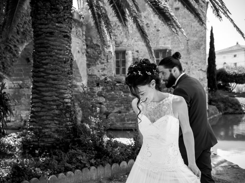 photo de couple de futurs mariés au Somail, découverte des mariés