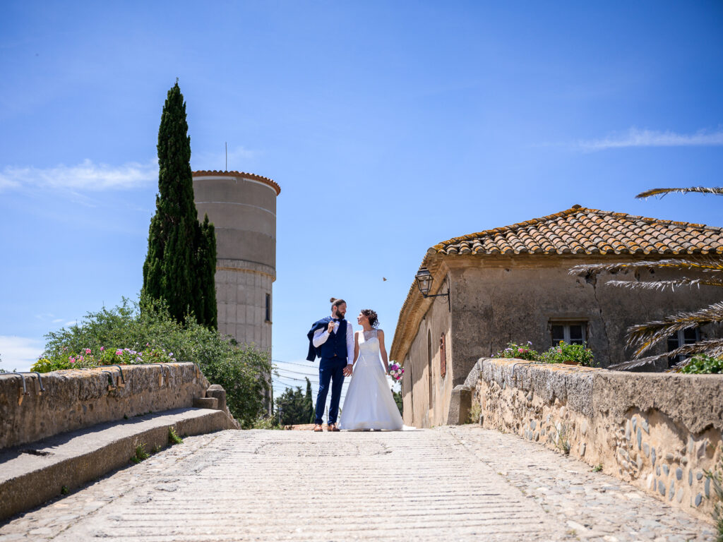 photo de couple de futurs mariés au Somail, découverte des mariés