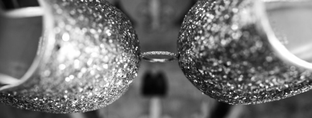 préparatifs mariage Carcassonne alliance en équilibre entre les chaussures à strass Bobbies Sur fond d'un échiquier en bois. photo en noir et blanc
