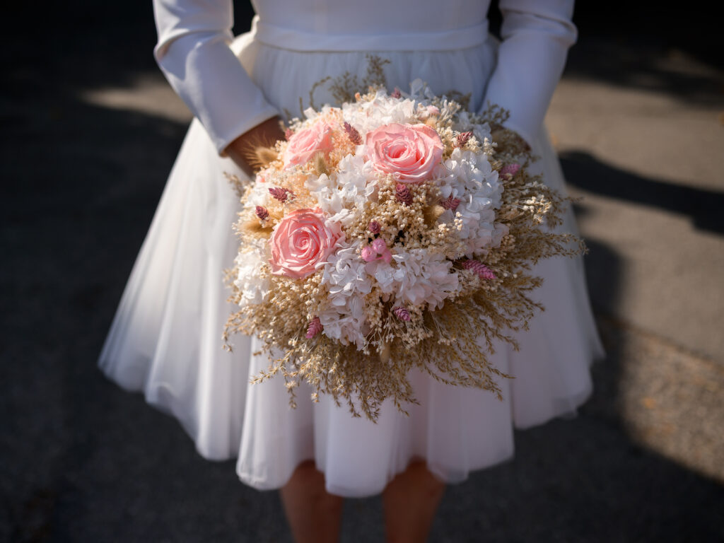 bouquet de la future mariée en fleurs fraiches et fleurs séchées, Fleuriste Rose & Marguerite à Montolieu, aude. Robe Pronuptia, Villeneuve-Minervois