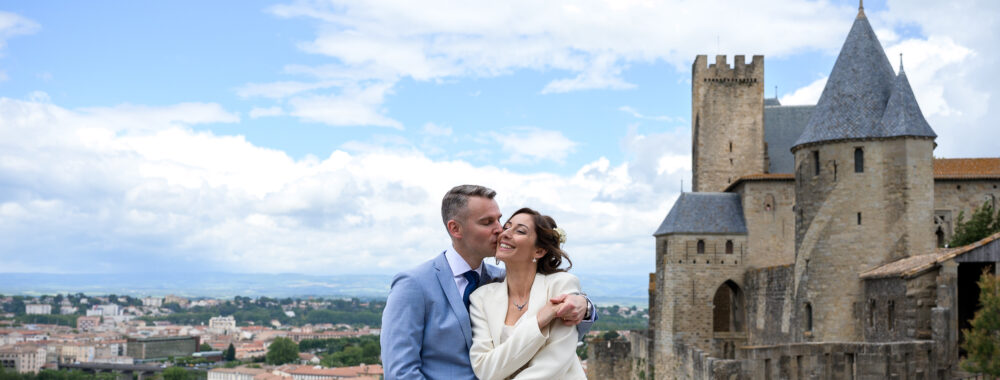 Photo de couple de jeunes mariés à la cité de Carcassonne, jardin de l'hôtel de la cité