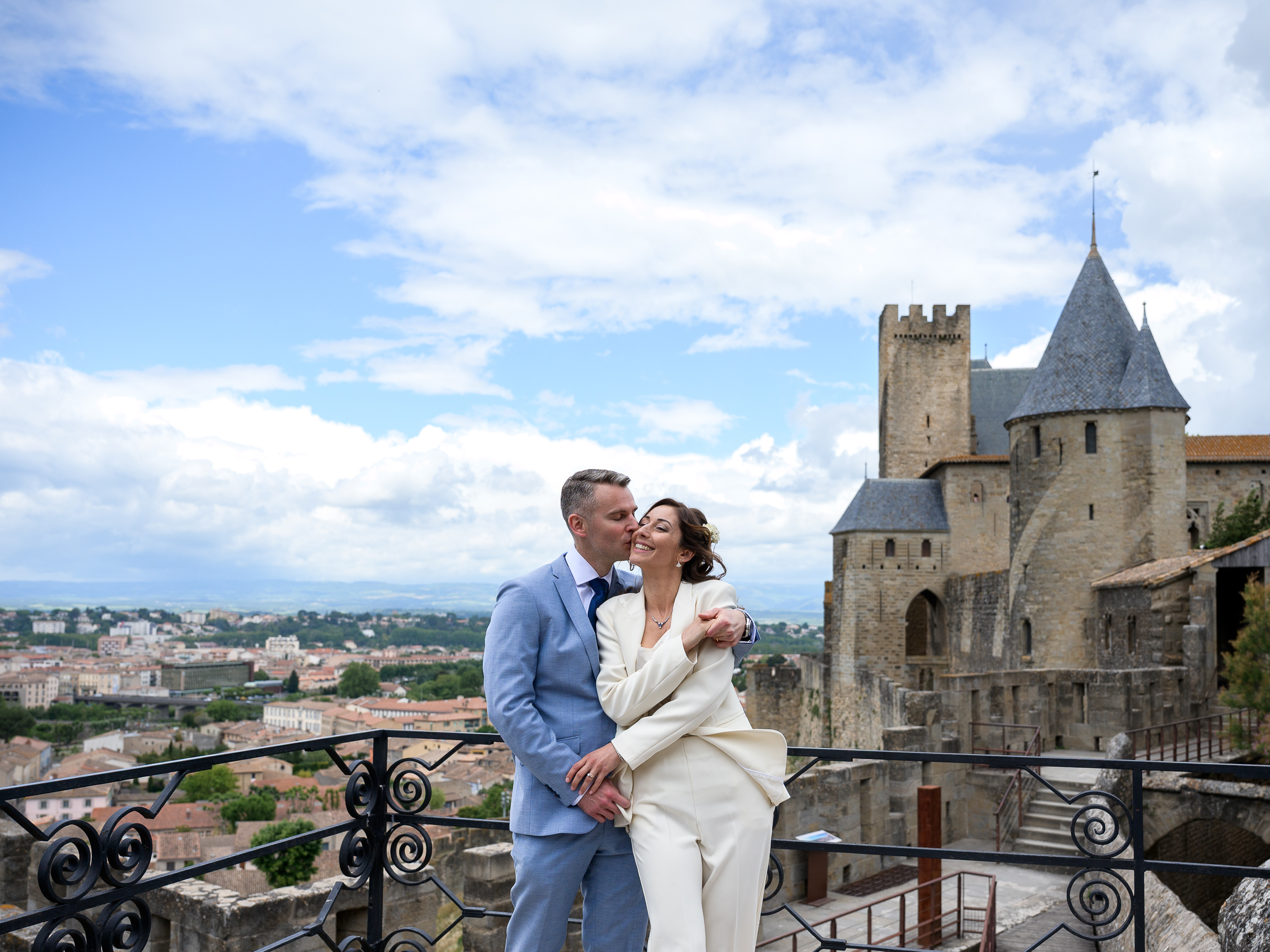 Photo de couple de jeunes mariés à la cité de Carcassonne, jardin de l'hôtel de la cité