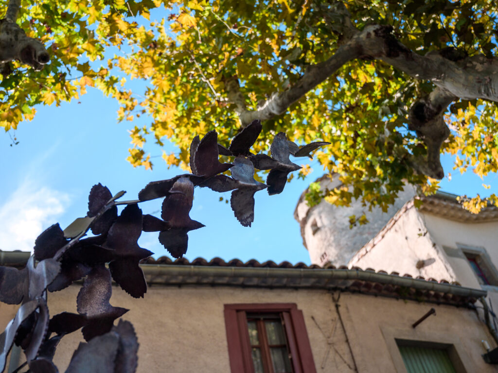 Villemoustaussou, sculture