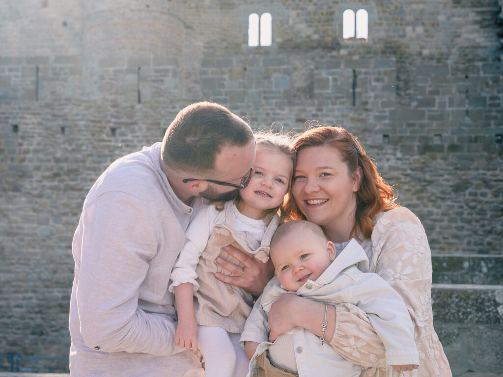 une jolie séance photo de famille à la cité de Carcassonne, en fin de journée