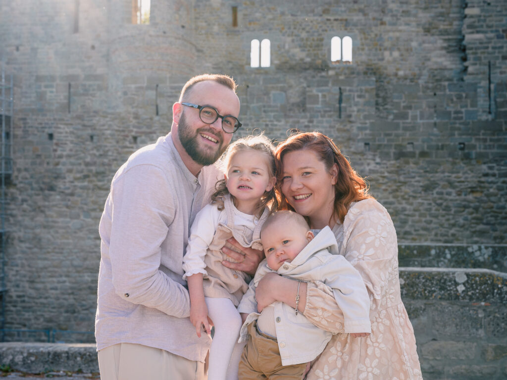 une jolie séance photo de famille à la cité de Carcassonne, en fin de journée