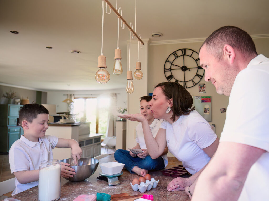 reportage photo famille, patisserie en famille