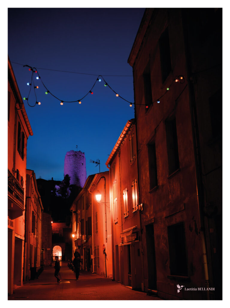 AFFICHE Gruissan et la Tour barberousse de nuit, dans une ruelle de Gruissan, Aude