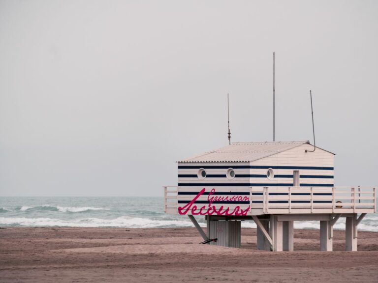 AFFICHE Poste de secours plage des chalets à Gruissan. Aude Photo plage à l'automne