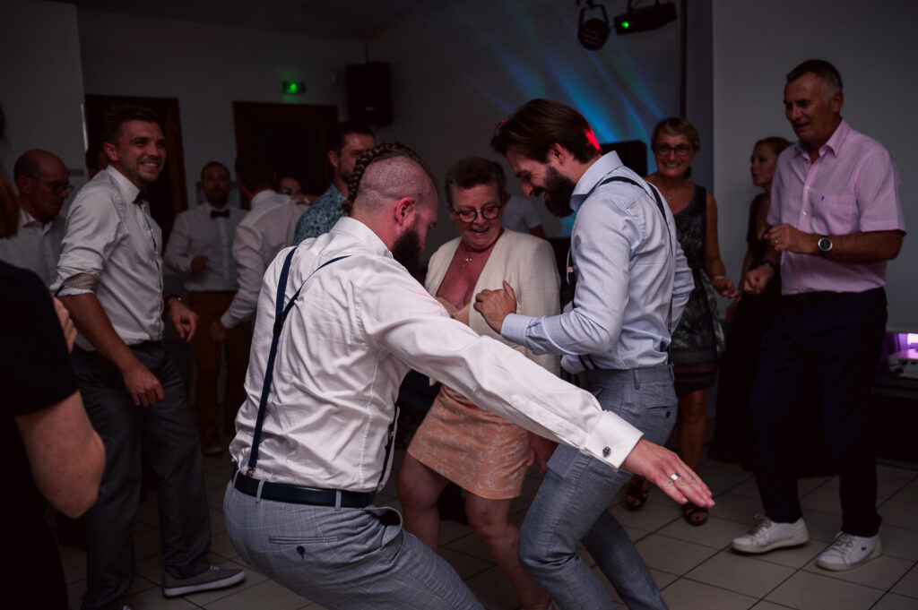 Mariage à Arbas, soirée. centre de vacances Pierre Baudis à Arbas, Haute-Garonne. Photographe mariage Toulouse.