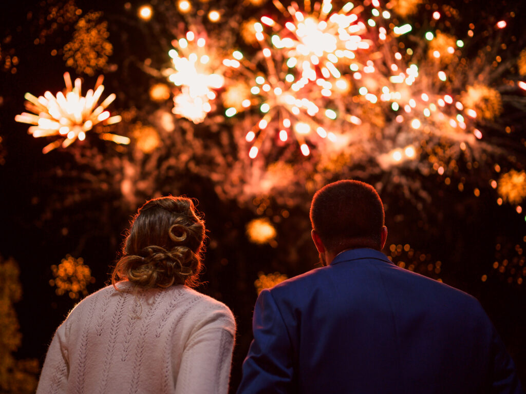 Mariage à Arbas, feu d'artifice. centre de vacances Pierre Baudis à Arbas, Haute-Garonne. Photographe mariage Toulouse.