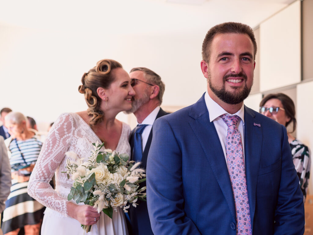 Mariage à Garidech. Cérémonie à la mairie, Haute-Garonne. Photographe mariage Toulouse.