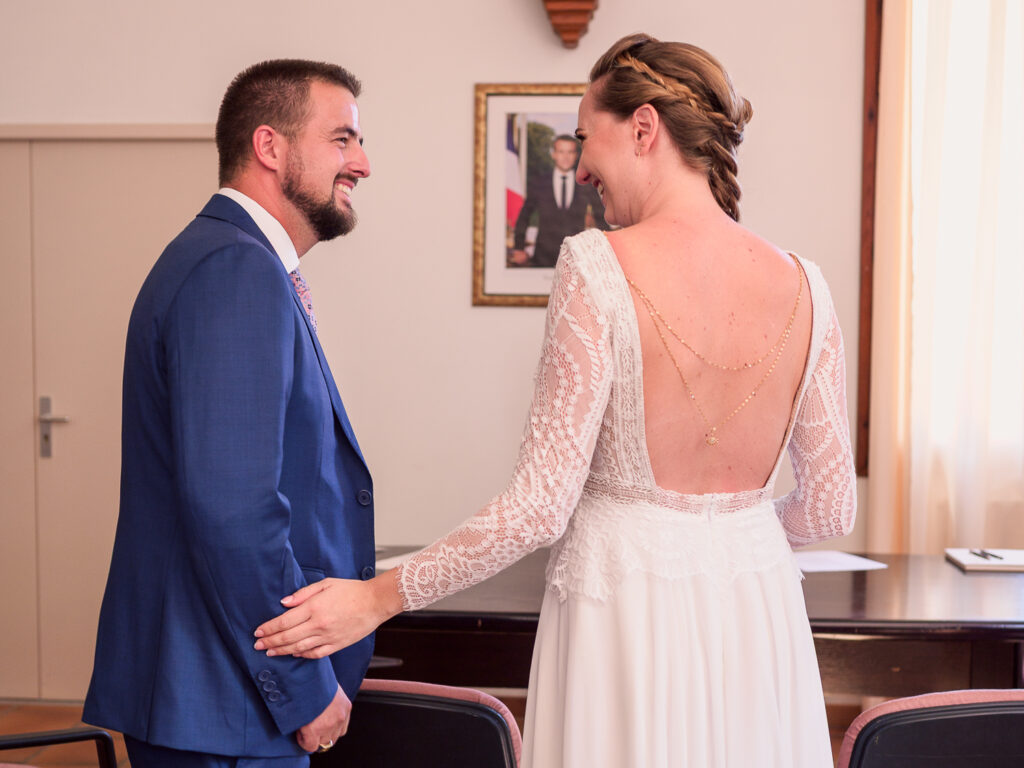 Mariage à Garidech. Cérémonie à la mairie, Haute-Garonne. Photographe mariage Toulouse.