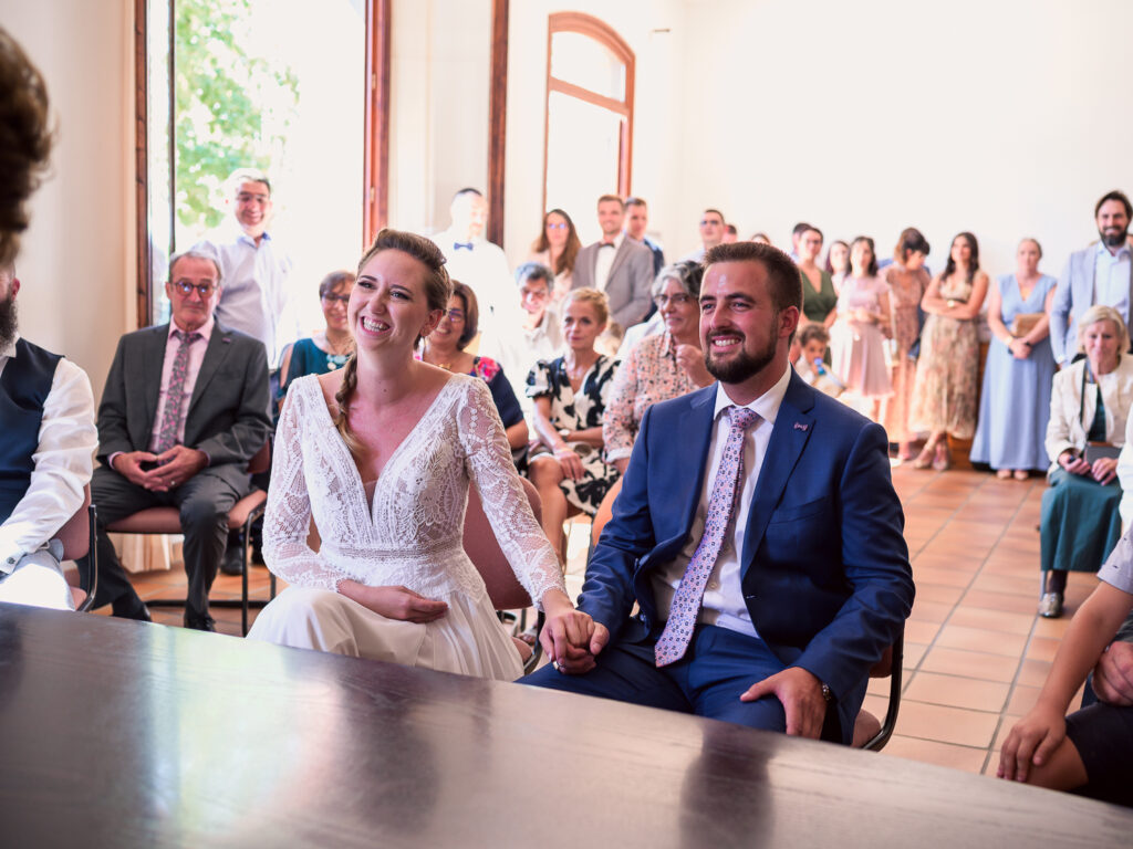 Mariage à Garidech. Cérémonie à la mairie, Haute-Garonne. Photographe mariage Toulouse.