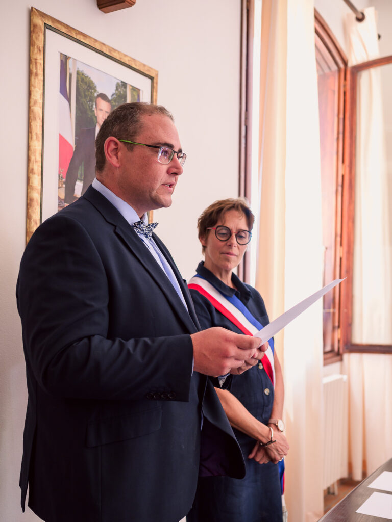 Mariage à Garidech. Cérémonie à la mairie, Haute-Garonne. Photographe mariage Toulouse.