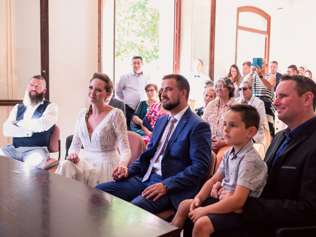 Mariage à Garidech. Cérémonie à la mairie, Haute-Garonne. Photographe mariage Toulouse. Robe Carrière Mariage à Villefranche de Lauragais, magnifique dos-nu et collier de dos