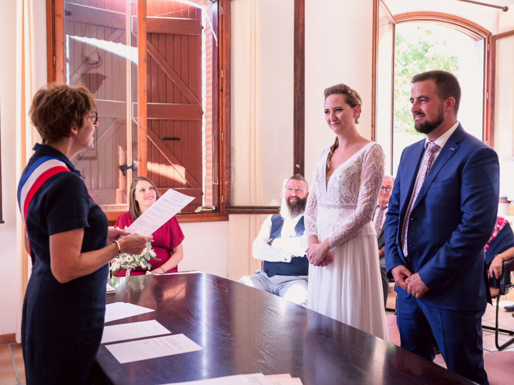 Mariage à Garidech. Cérémonie à la mairie, Haute-Garonne. Photographe mariage Toulouse. Robe Carrière Mariage à Villefranche de Lauragais, magnifique dos-nu et collier de dos