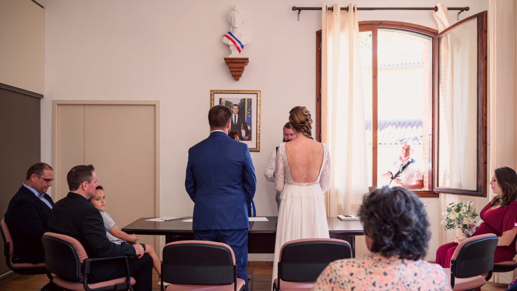 Mariage à Garidech. Cérémonie à la mairie, Haute-Garonne. Photographe mariage Toulouse. Robe Carrière Mariage à Villefranche de Lauragais, magnifique dos-nu et collier de dos