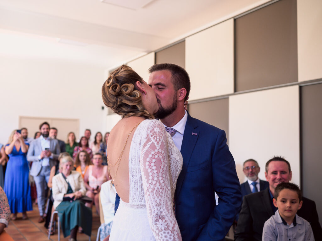 Mariage à Garidech. Cérémonie à la mairie, Haute-Garonne. Photographe mariage Toulouse. Robe Carrière Mariage à Villefranche de Lauragais, magnifique dos-nu et collier de dos