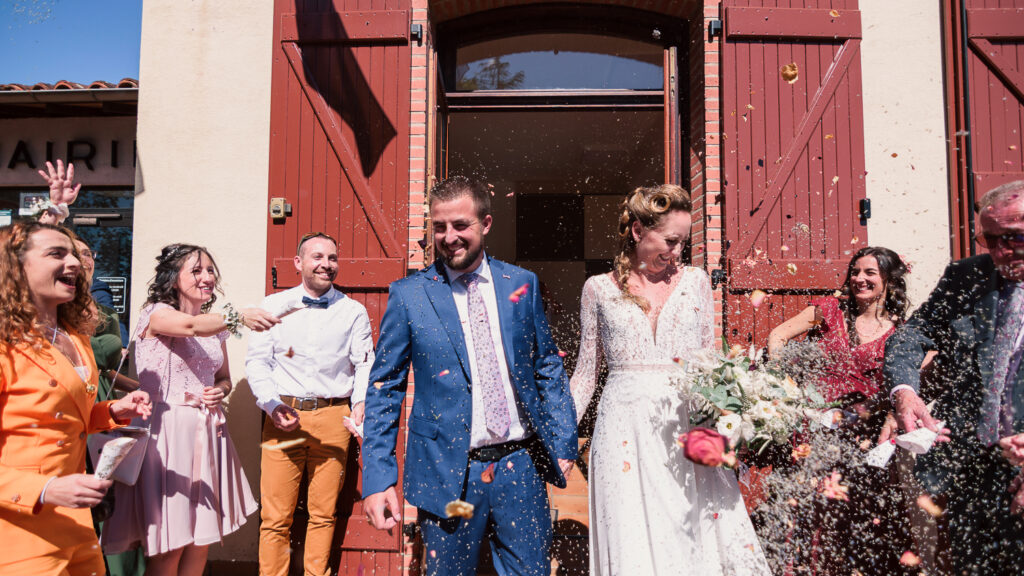 Mariage à Garidech. Cérémonie à la mairie, Haute-Garonne. Photographe mariage Toulouse. Robe Carrière Mariage à Villefranche de Lauragais, magnifique dos-nu et collier de dos