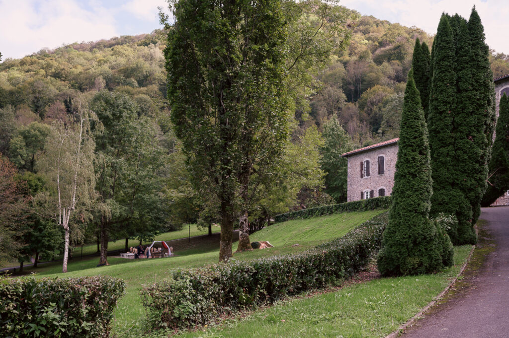 Mariage à Arbas, cérémonie laîque, jeunes mariés. centre de vacances Pierre Baudis à Arbas, Haute-Garonne. Photographe mariage Toulouse.