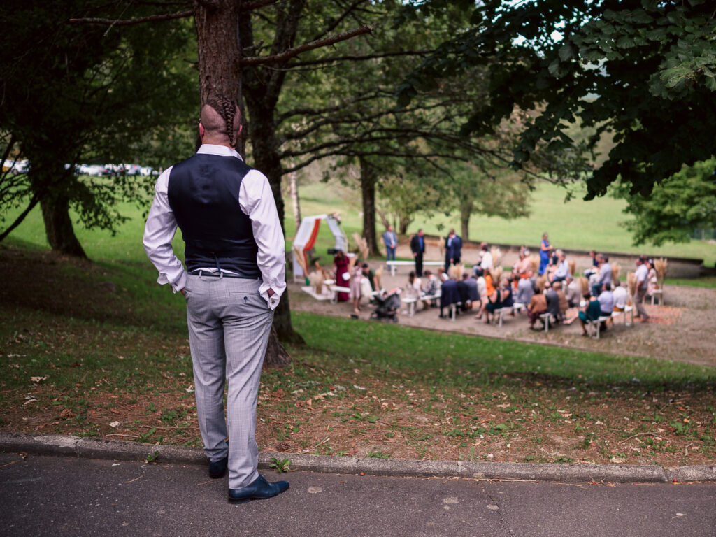 Mariage à Arbas, cérémonie laîque, jeunes mariés. centre de vacances Pierre Baudis à Arbas, Haute-Garonne. Photographe mariage Toulouse.