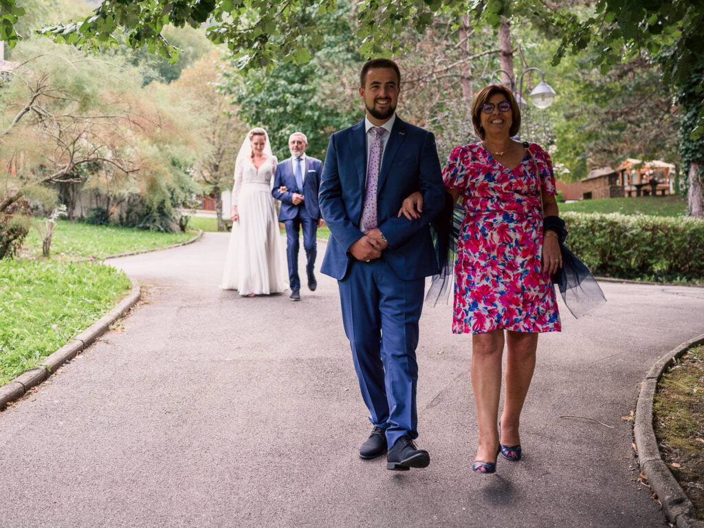 Mariage à Arbas, cérémonie laîque, jeunes mariés. centre de vacances Pierre Baudis à Arbas, Haute-Garonne. Photographe mariage Toulouse. Robe Carrière Mariage à Villefranche de Lauragais, magnifique dos-nu et collier de dos