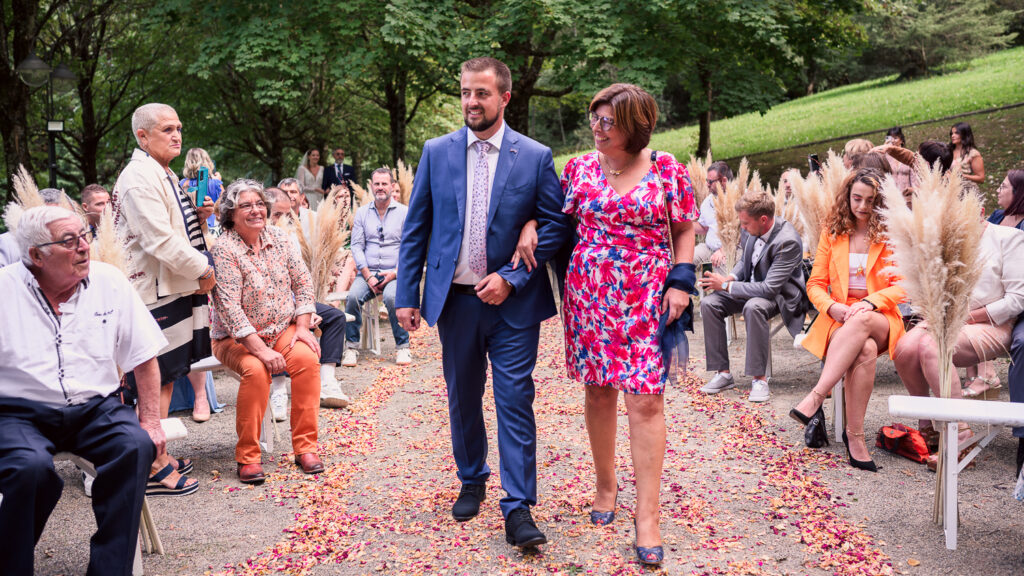 Mariage à Arbas, cérémonie laîque, jeunes mariés. centre de vacances Pierre Baudis à Arbas, Haute-Garonne. Photographe mariage Toulouse. Robe Carrière Mariage à Villefranche de Lauragais, magnifique dos-nu et collier de dos