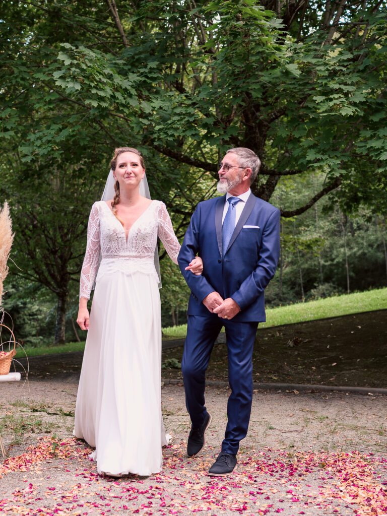 Mariage à Arbas, cérémonie laîque, jeunes mariés. centre de vacances Pierre Baudis à Arbas, Haute-Garonne. Photographe mariage Toulouse. Robe Carrière Mariage à Villefranche de Lauragais, magnifique dos-nu et collier de dos