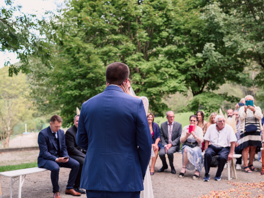 Mariage à Arbas, cérémonie laîque, jeunes mariés. centre de vacances Pierre Baudis à Arbas, Haute-Garonne. Photographe mariage Toulouse. Robe Carrière Mariage à Villefranche de Lauragais, magnifique dos-nu et collier de dos