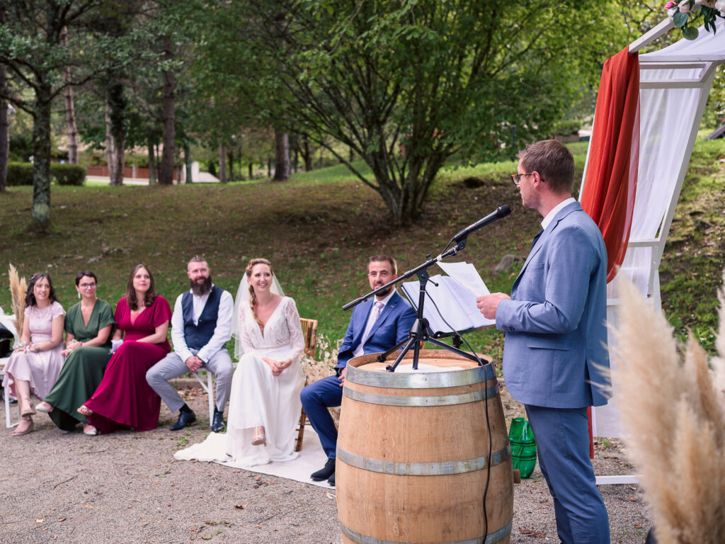 Mariage à Arbas, cérémonie laîque, jeunes mariés. centre de vacances Pierre Baudis à Arbas, Haute-Garonne. Photographe mariage Toulouse. Robe Carrière Mariage à Villefranche de Lauragais, magnifique dos-nu et collier de dos