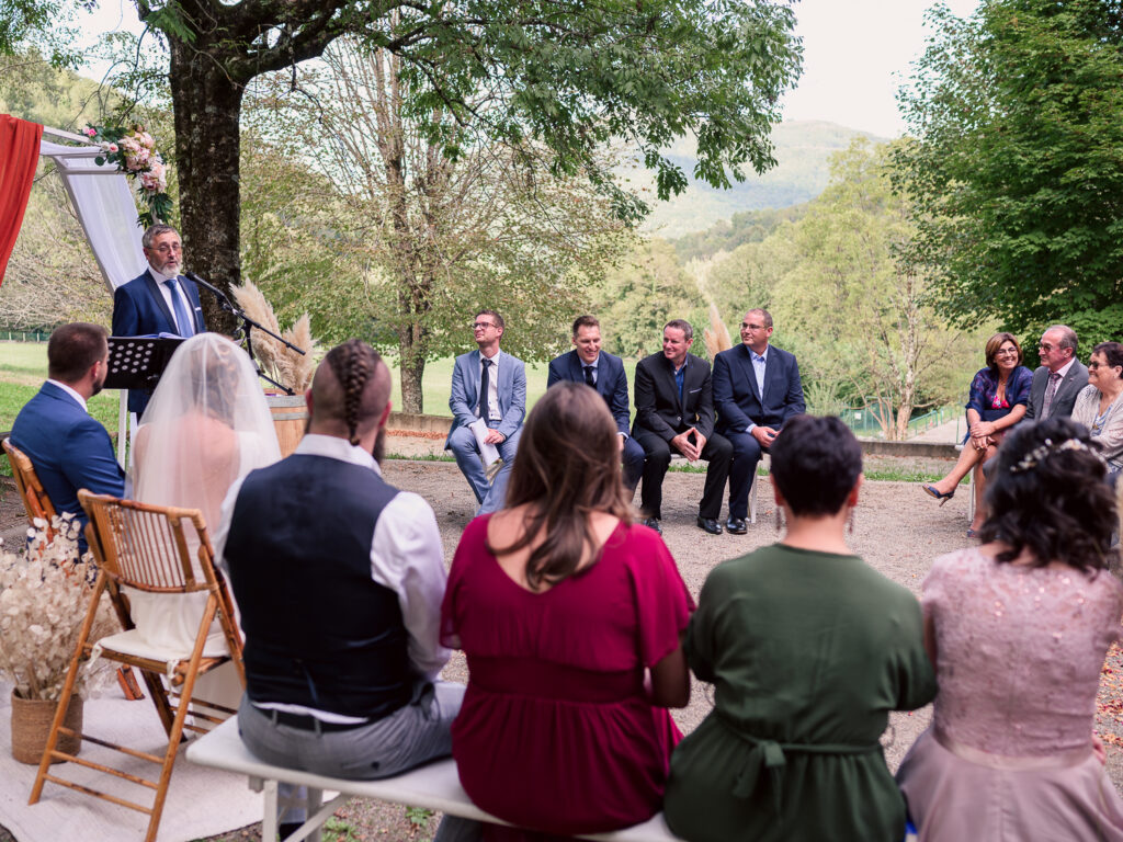 Mariage à Arbas, cérémonie laîque, jeunes mariés. centre de vacances Pierre Baudis à Arbas, Haute-Garonne. Photographe mariage Toulouse. Robe Carrière Mariage à Villefranche de Lauragais, magnifique dos-nu et collier de dos