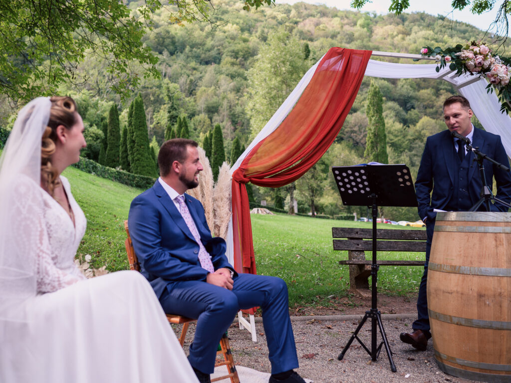 Mariage à Arbas, cérémonie laîque, jeunes mariés. centre de vacances Pierre Baudis à Arbas, Haute-Garonne. Photographe mariage Toulouse. Robe Carrière Mariage à Villefranche de Lauragais, magnifique dos-nu et collier de dos