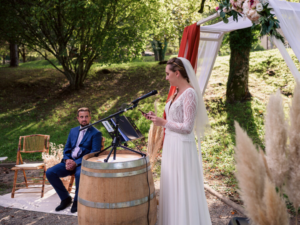 Mariage à Arbas, cérémonie laîque, jeunes mariés. centre de vacances Pierre Baudis à Arbas, Haute-Garonne. Photographe mariage Toulouse. Robe Carrière Mariage à Villefranche de Lauragais, magnifique dos-nu et collier de dos