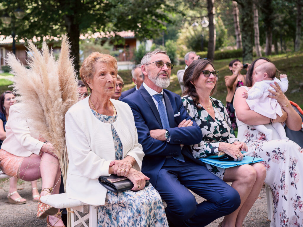 Mariage à Arbas, cérémonie laîque, jeunes mariés. centre de vacances Pierre Baudis à Arbas, Haute-Garonne. Photographe mariage Toulouse. Robe Carrière Mariage à Villefranche de Lauragais, magnifique dos-nu et collier de dos