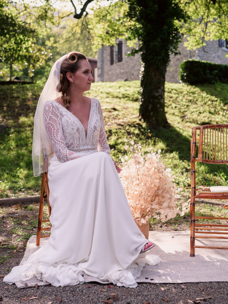 Mariage à Arbas, cérémonie laîque, jeunes mariés. centre de vacances Pierre Baudis à Arbas, Haute-Garonne. Photographe mariage Toulouse. Robe Carrière Mariage à Villefranche de Lauragais, magnifique dos-nu et collier de dos