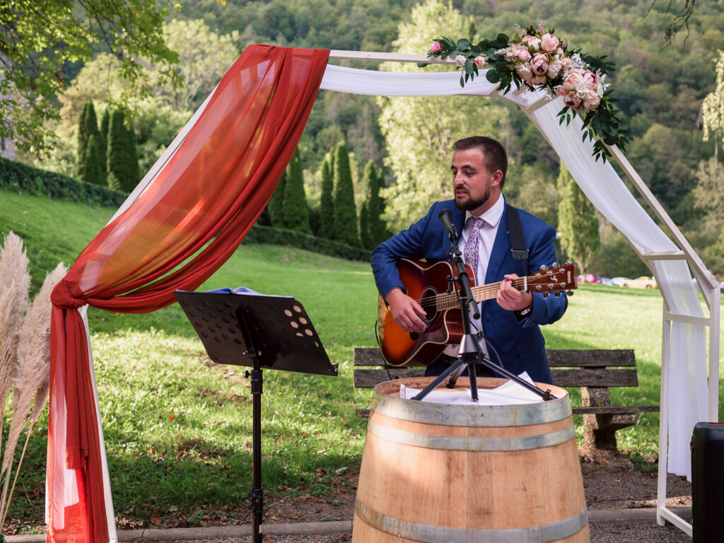 Mariage à Arbas, cérémonie laîque, jeunes mariés. centre de vacances Pierre Baudis à Arbas, Haute-Garonne. Photographe mariage Toulouse. Robe Carrière Mariage à Villefranche de Lauragais, magnifique dos-nu et collier de dos