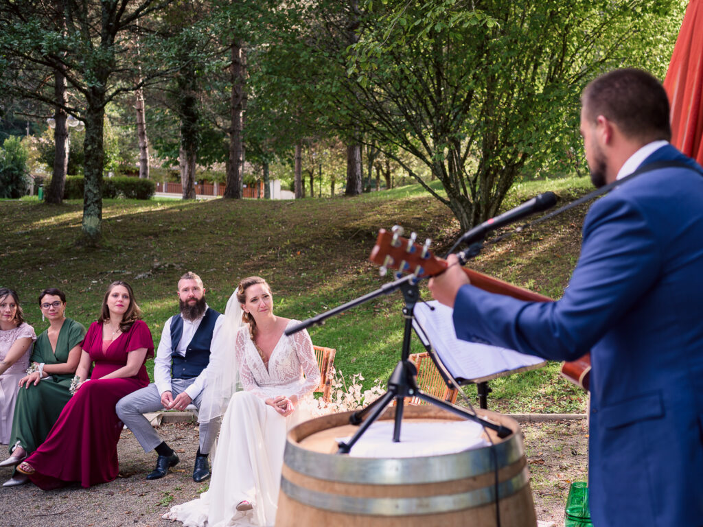Mariage à Arbas, cérémonie laîque, jeunes mariés. centre de vacances Pierre Baudis à Arbas, Haute-Garonne. Photographe mariage Toulouse. Robe Carrière Mariage à Villefranche de Lauragais, magnifique dos-nu et collier de dos